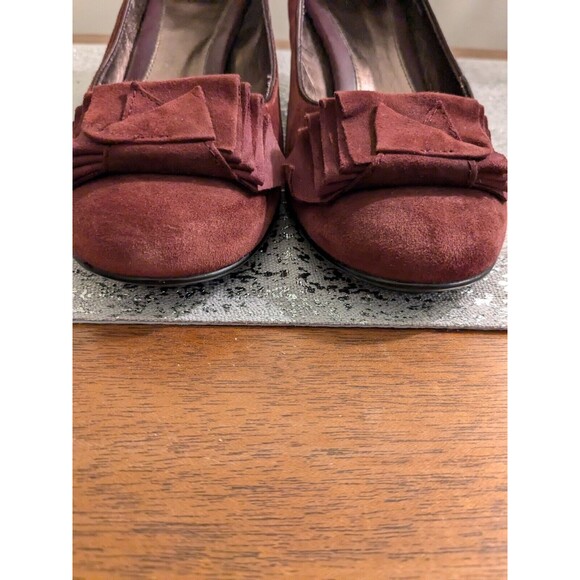 Sofft Heels Women's 9 Burgundy Suede Ruffled Round Toe Slip On Pump Academia - Picture 4 of 10